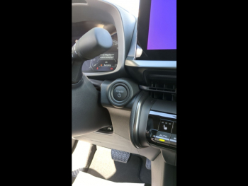 Photo 29 du bon plan TOYOTA C-HR 1.8 140ch Design occasion à 33290 €