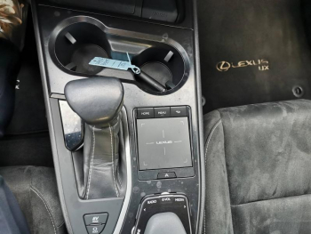 Photo 22 du bon plan LEXUS UX 250h 2WD Pack occasion à 21885 €