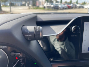 Photo 19 du bon plan LEXUS UX 250h 2WD F SPORT Design occasion à 31900 €