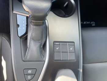Photo 23 du bon plan LEXUS UX 250h 2WD F SPORT Design occasion à 31900 €