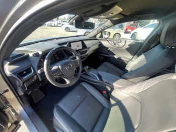 Photo 12 du bon plan LEXUS UX 250h 2WD F SPORT Design occasion à 32500 €
