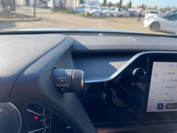 Photo 16 du bon plan LEXUS UX 250h 2WD F SPORT Design occasion à 32500 €