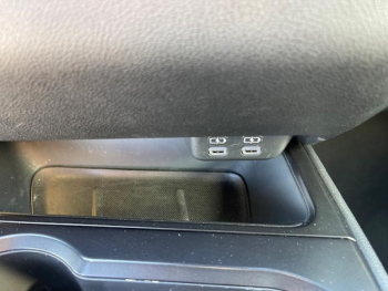 Photo 21 du bon plan LEXUS UX 250h 2WD F SPORT Design occasion à 32500 €