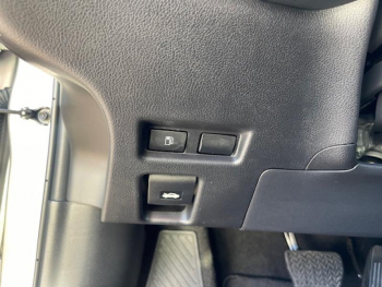 Photo 22 du bon plan LEXUS UX 250h 2WD F SPORT Design occasion à 32500 €