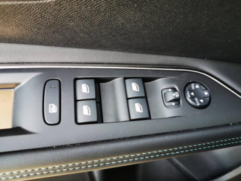 Photo 28 du bon plan PEUGEOT 3008 HYBRID 225ch Allure Pack e-EAT8 occasion à 33900 €