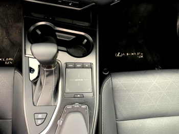 Photo 18 du bon plan LEXUS UX 250h 2WD Luxe Plus MY21 occasion à 27900 €