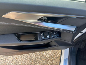 Photo 18 du bon plan RENAULT Austral 1.2 E-Tech full hybrid 200ch Iconic occasion à 31990 €