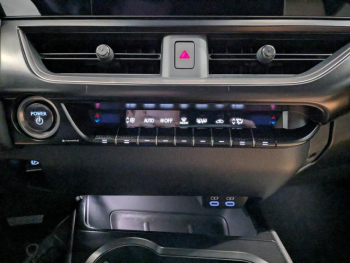 Photo 7 du bon plan LEXUS UX 250h Luxe 2WD occasion à 31900 €