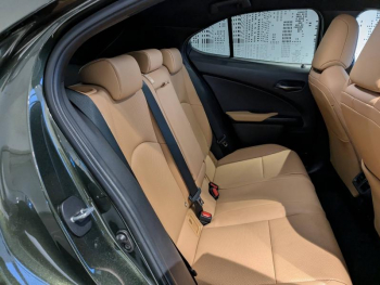 Photo 10 du bon plan LEXUS UX 250h Luxe 2WD occasion à 31900 €
