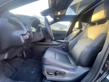 Photo 10 du bon plan LEXUS UX 300h 2WD Luxe occasion à 41790 €