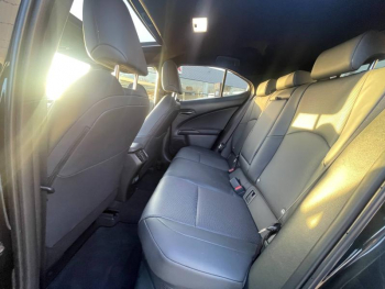 Photo 11 du bon plan LEXUS UX 300h 2WD Luxe occasion à 41790 €
