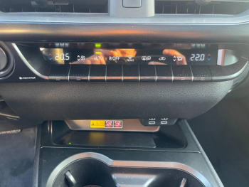 Photo 20 du bon plan LEXUS UX 300h 2WD Luxe occasion à 41790 €