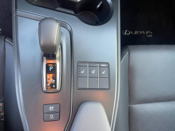 Photo 21 du bon plan LEXUS UX 300h 2WD Luxe occasion à 41790 €