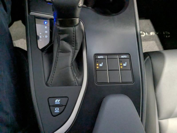 Photo 7 du bon plan LEXUS UX 250h F SPORT Design 2WD occasion à 30900 €