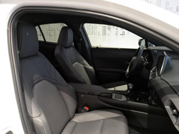 Photo 8 du bon plan LEXUS UX 250h F SPORT Design 2WD occasion à 30900 €
