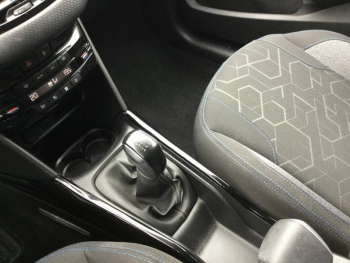 Photo 14 du bon plan PEUGEOT 2008 1.5 BlueHDi 100ch E6.c Signature S&S BVM5 86g occasion à 10990 €