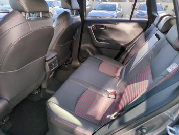 Photo 13 du bon plan TOYOTA RAV4 2.5 Hybride Rechargeable 306ch Design Business AWD-i MY25 occasion à 49690 €