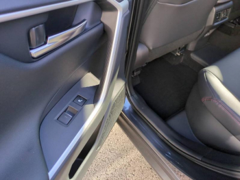 Photo 14 du bon plan TOYOTA RAV4 2.5 Hybride Rechargeable 306ch Design Business AWD-i MY25 occasion à 49690 €