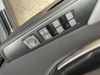 Photo 10 du bon plan LEXUS UX 250h 2WD Premium Edition MY22 occasion à 27900 €