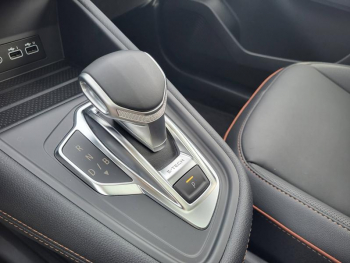 Photo 4 du bon plan RENAULT Captur 1.6 E-Tech hybride 145ch Iconic occasion à 23890 €
