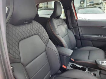 Photo 7 du bon plan RENAULT Captur 1.6 E-Tech hybride 145ch Iconic occasion à 23890 €