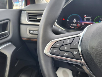 Photo 24 du bon plan RENAULT Captur 1.6 E-Tech hybride 145ch Iconic occasion à 23890 €