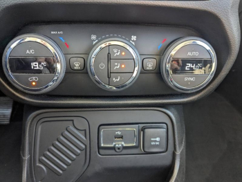 Photo 15 du bon plan JEEP Renegade 1.4 MultiAir S&S 140ch Longitude Business occasion à 14490 €