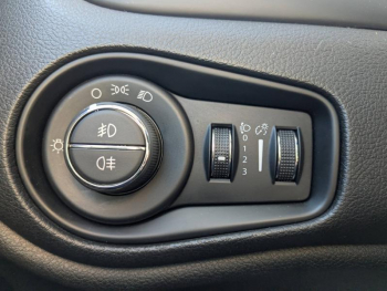 Photo 22 du bon plan JEEP Renegade 1.4 MultiAir S&S 140ch Longitude Business occasion à 14490 €