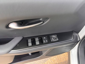 Photo 12 du bon plan LEXUS UX 250h F SPORT Design 2WD occasion à 31900 €