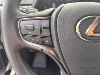 Photo 14 du bon plan LEXUS UX 250h F SPORT Design 2WD occasion à 31900 €
