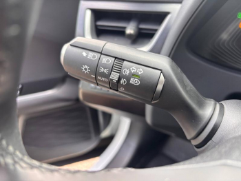 Photo 15 du bon plan LEXUS UX 250h F SPORT Design 2WD occasion à 31900 €