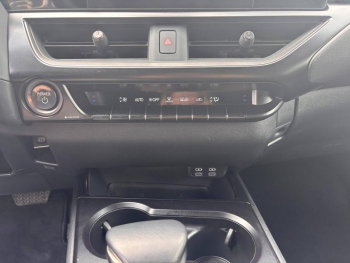 Photo 20 du bon plan LEXUS UX 250h F SPORT Design 2WD occasion à 31900 €