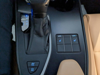 Photo 8 du bon plan LEXUS UX 250h F SPORT Design 2WD occasion à 31900 €