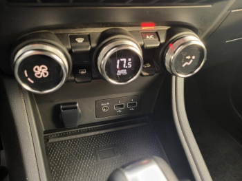 Photo 21 du bon plan RENAULT Captur 1.6 E-Tech hybride 145ch Techno Fast Track occasion à 22990 €