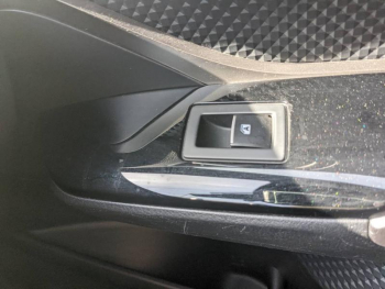 Photo 13 du bon plan TOYOTA C-HR 122h Graphic 2WD E-CVT occasion à 17900 €