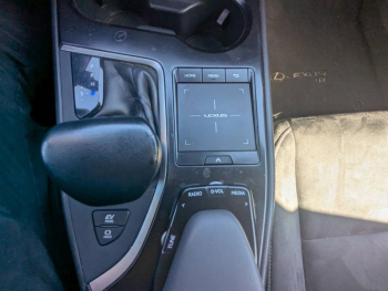 Photo 20 du bon plan LEXUS UX 250h 2WD Pack occasion à 21885 €