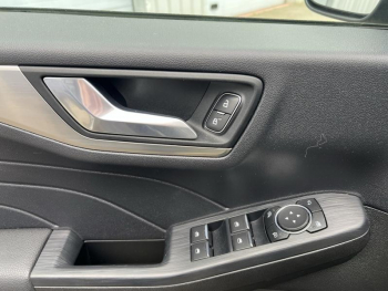 Photo 18 du bon plan FORD Kuga 2.5 Duratec 190ch FHEV E85 Titanium BVA occasion à 28880 €