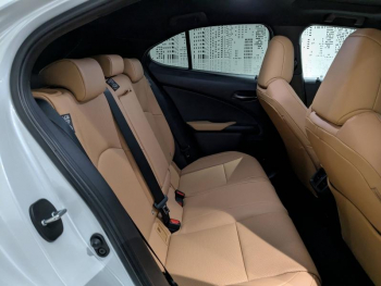 Photo 13 du bon plan LEXUS UX 300h Luxe 2WD occasion à 41900 €