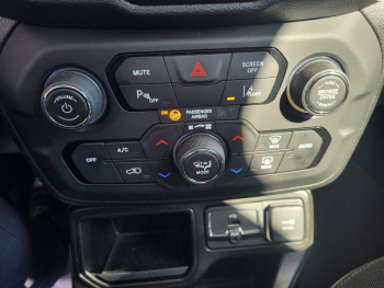 Photo 24 du bon plan JEEP Renegade 1.0 GSE T3 120ch Central Park MY21 occasion à 20490 €