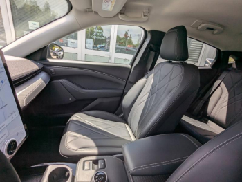 Photo 27 du bon plan FORD Mustang Mach-E 294ch Extended Range 99kWh 7cv occasion à 34536 €