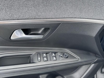 Photo 16 du bon plan PEUGEOT 3008 1.5 BlueHDi 130ch E6.c Allure Business S&S EAT8 occasion à 17890 €