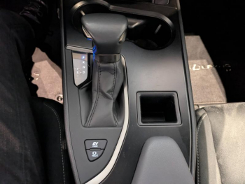 Photo 11 du bon plan LEXUS UX 250h Pack Business 2WD occasion à 26900 €