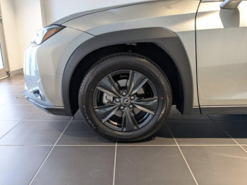 Photo 21 du bon plan LEXUS UX 300h Luxe 2WD occasion à 37900 €