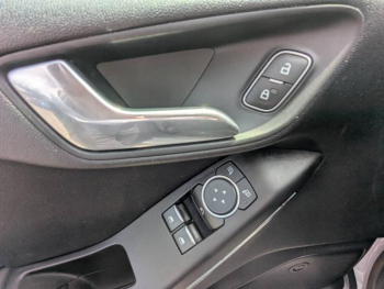 Photo 12 du bon plan FORD Fiesta 1.5 EcoBoost 200ch Stop&Start ST-Plus 3p Euro6.2 occasion à 21870 €