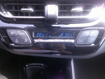 Photo 13 du bon plan TOYOTA C-HR 122h Edition 2WD E-CVT MY20 occasion à 21900 €