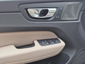 Photo 24 du bon plan VOLVO XC60 T6 Hybride Rechargeable 350ch Ultra Style Dark Geartronic 8 AWD occasion à 74990 €
