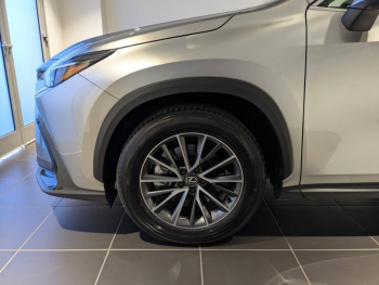 Photo 17 du bon plan LEXUS NX 450h+ Luxe 4WD occasion à 52900 €