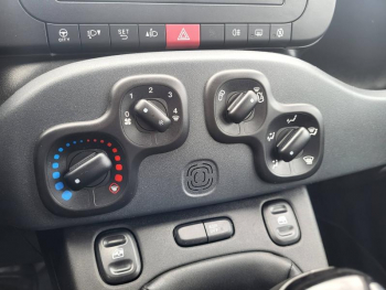 Photo 13 du bon plan FIAT Panda 1.0 70ch BSG S&S City occasion à 8990 €