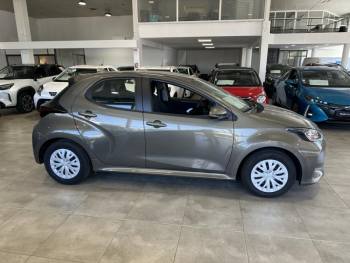 Photo 6 du bon plan TOYOTA Yaris 116h Dynamic Business 5p + Programme Beyond Zero Academy MY22 occasion à 19980 €