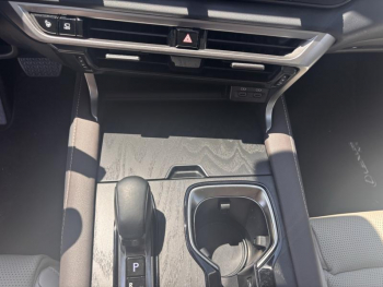 Photo 22 du bon plan LEXUS RX 450h+ 4WD Executive occasion à 73900 €